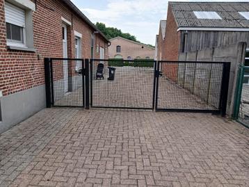 zwarte poort beschikbaar voor biedingen