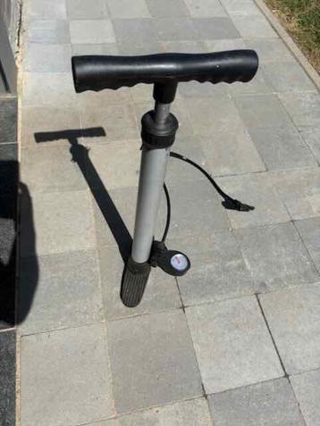 Fietspomp en bal beschikbaar voor biedingen