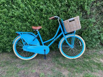 lichtblauwe Hollandse fiets beschikbaar voor biedingen