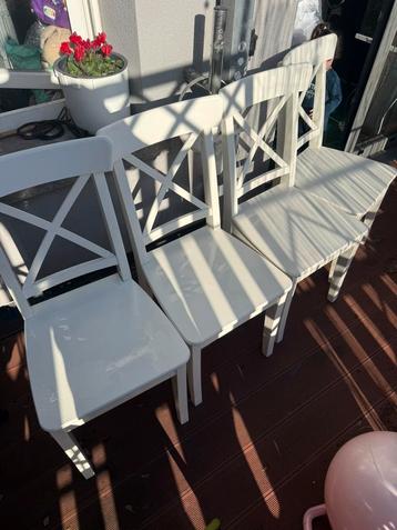 Ikea-tafel + 4 stoelen beschikbaar voor biedingen