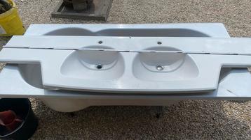 Dubbele lavabo 2.3 m lengte 570 br beschikbaar voor biedingen