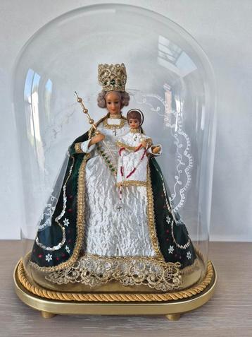 Maria met kindje Jesus op de arm onder glazen stolp beschikbaar voor biedingen