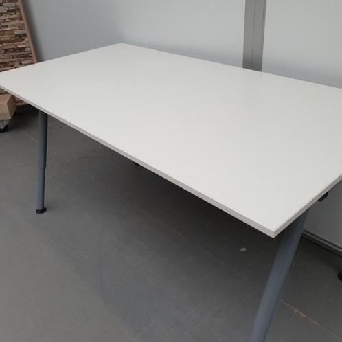 IKEA Galant bureau — 160x80 cm, wit met grijze A-poten, Huis en Inrichting, Bureaus, Gebruikt, Bureau, In hoogte verstelbaar, Ophalen