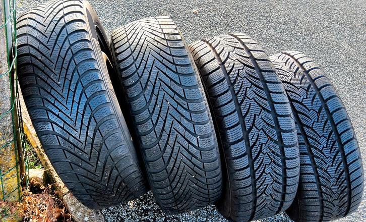 Pneus hiver 205/55-16 avec jantes Ford, Auto-onderdelen, Banden en Velgen, Banden en Velgen, Winterbanden, 16 inch, 205 mm, Gebruikt