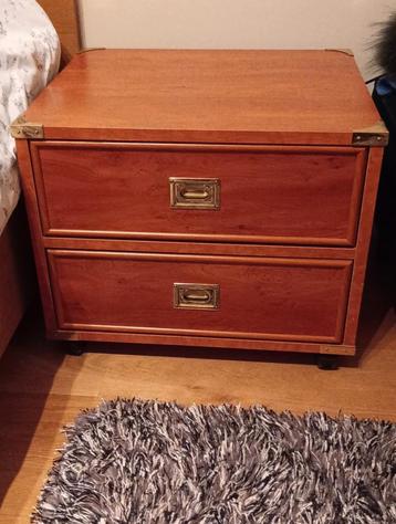 Vintage nachtkastje op wielen, met messing handgrepen beschikbaar voor biedingen