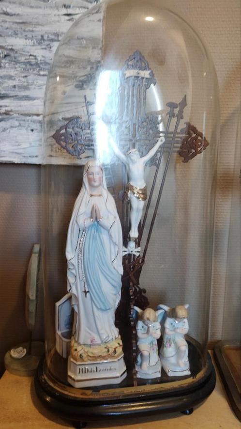 Oude gevulde stolp met handgesneden kruisbeeld en OLVrouw, Antiek en Kunst, Antiek | Religieuze voorwerpen, Ophalen