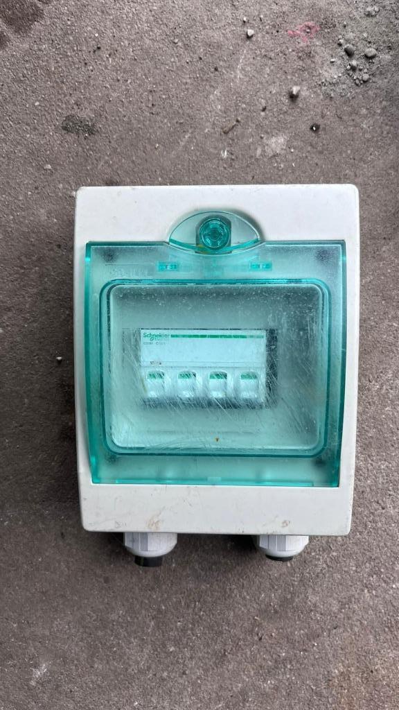 Verdeelkast Schneider 4-polig met automaat IP65, Bricolage & Construction, Électricité & Câbles, Utilisé, Autres types, Enlèvement