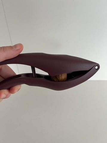 Nieuw! Notenkraker van Tupperware beschikbaar voor biedingen