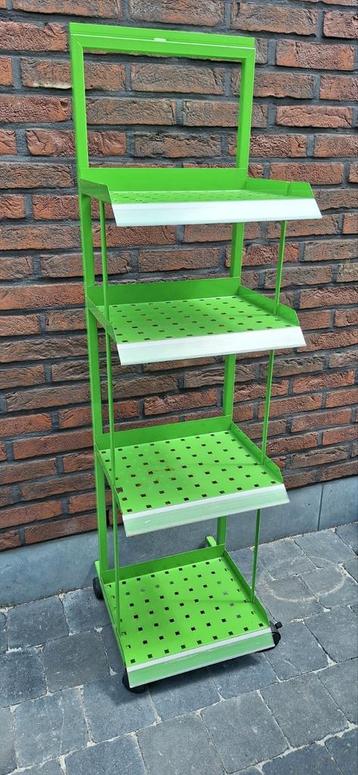 Metalen rek op wielen. Display.  beschikbaar voor biedingen
