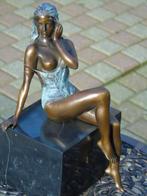 femme sein nue assise en bronze pat vert et signé ., Antiquités & Art, Bronze, Enlèvement ou Envoi