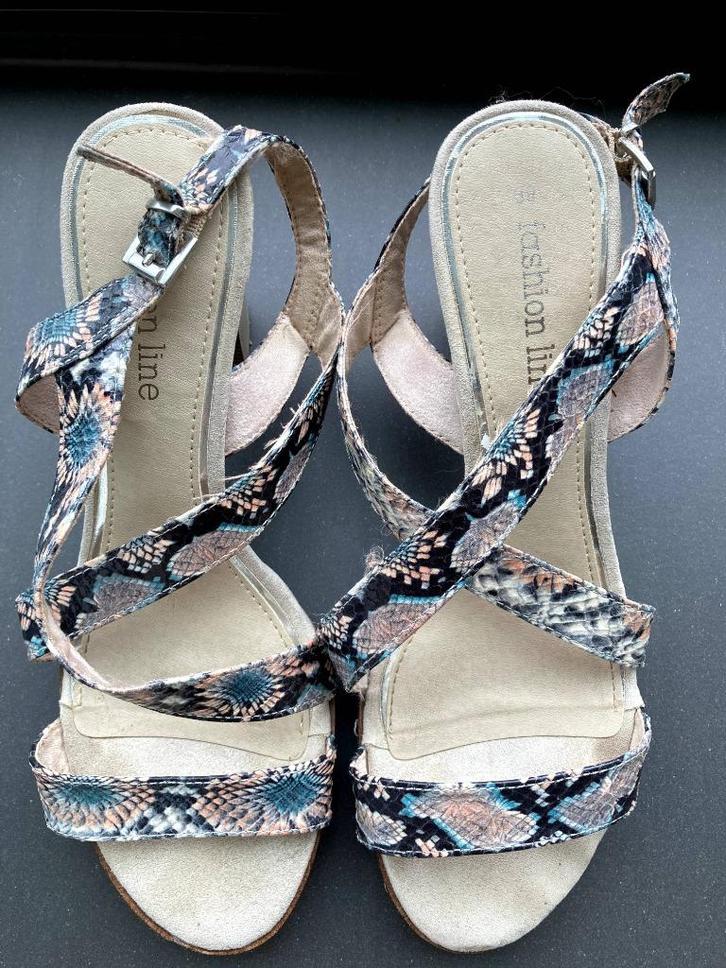 Leuke sandalen met hak, slechts 2 keer gedragen!, Kleding | Dames, Schoenen, Zo goed als nieuw, Sandalen of Muiltjes, Overige kleuren