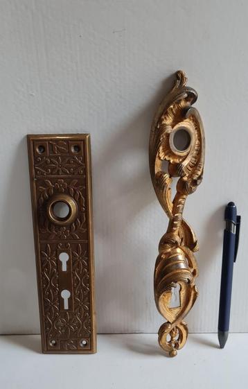 2 anciennes plaques de porte en cuivre « récupérées »