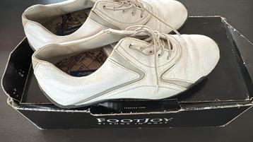 Witte golfschoenen beschikbaar voor biedingen