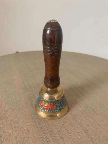 Vintage handbel messing met houten handvat beschikbaar voor biedingen