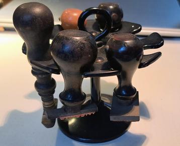 Oude Stempels met stempelhouder 1930 beschikbaar voor biedingen