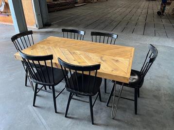 19 Scandinavische Spijlenstoelen kleur Zwart beschikbaar voor biedingen