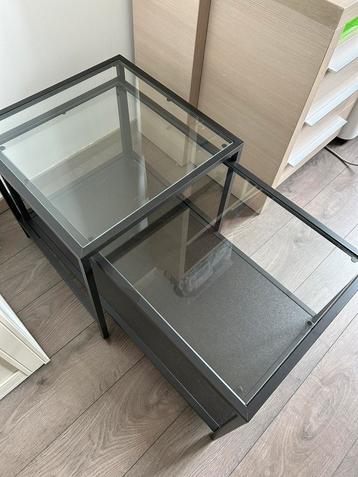 Glazen bijzettafel met zwarte metalen frame beschikbaar voor biedingen