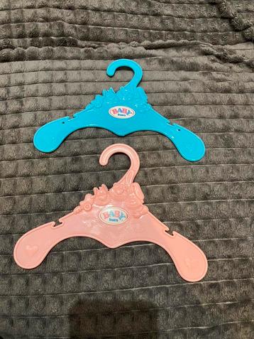 Lot de 2 cintres Baby Born Zapf Creation pour poupée 43 cm, Enlèvement ou Envoi