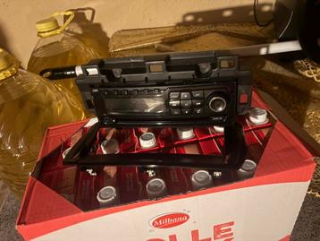 ORGINELE PEUGOT 208 radio beschikbaar voor biedingen