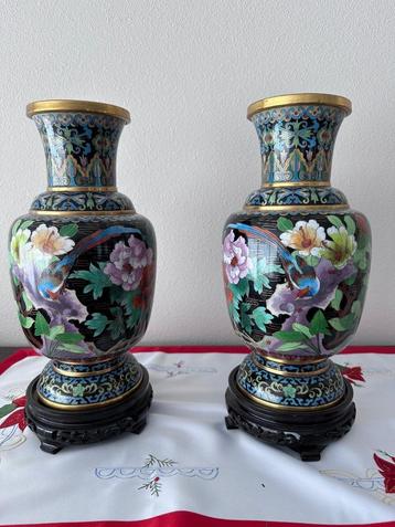 Koppel Chinese cloisonné vazen beschikbaar voor biedingen