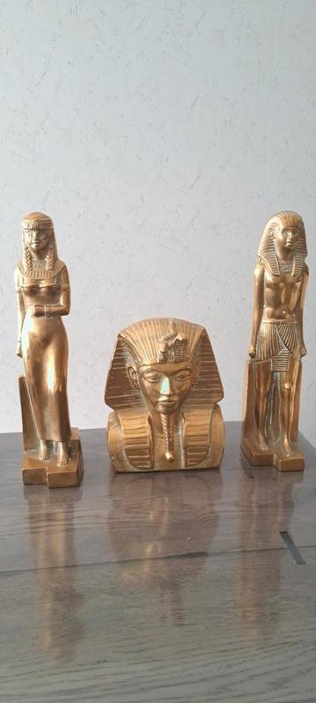 3 statues égyptiennes  disponible aux enchères
