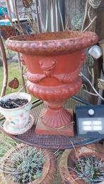 Vase en fonte à décor de guirlandes et de visages. Diables., Enlèvement ou Envoi, Comme neuf