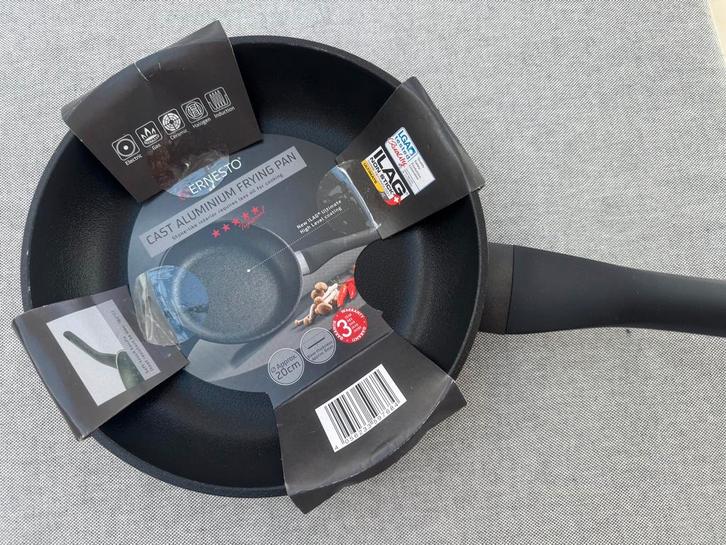 Antikleefpan 20cm, Huis en Inrichting, Keuken | Potten en Pannen, Zo goed als nieuw, Koekenpan of Braadpan, Aluminium, Inductieplaat