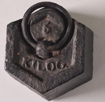 Très ancien poids hexagonal en fonte 5 kg beschikbaar voor biedingen
