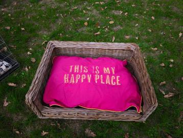 Rotan hondenmand in zeer goede staat op pootjes  beschikbaar voor biedingen