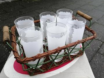 6 drinkglazen in mooi serveermandje beschikbaar voor biedingen