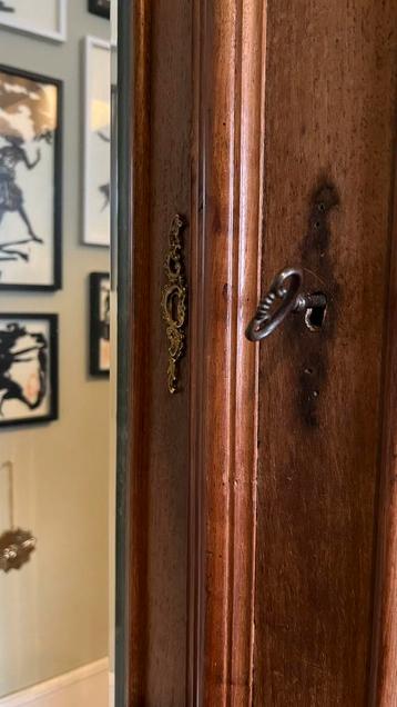 Antieke massief houten kledingkast met spiegels beschikbaar voor biedingen