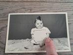 Oude foto van baby, Verzamelen, Ophalen of Verzenden, Zo goed als nieuw, Foto