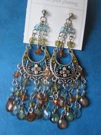 Leuke zilverkleurige oorhangers met kleurige ornamenten (NIE, Handtassen en Accessoires, Oorbellen, Overige materialen, Hangers