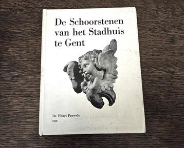 De schoorstenen van het Stadhuis van Gent. 1952. beschikbaar voor biedingen