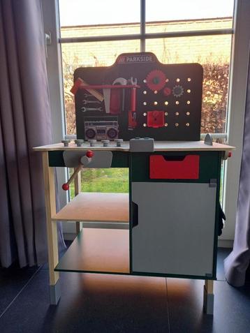 Houten werkbank beschikbaar voor biedingen