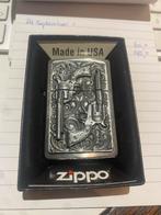 Zippo aansteker met originele doos ( reliëf pistolen )., Ophalen of Verzenden, Zo goed als nieuw, Aansteker