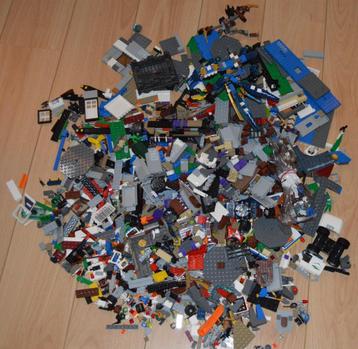 2.5 kg lego + bouwplannen en figuren beschikbaar voor biedingen