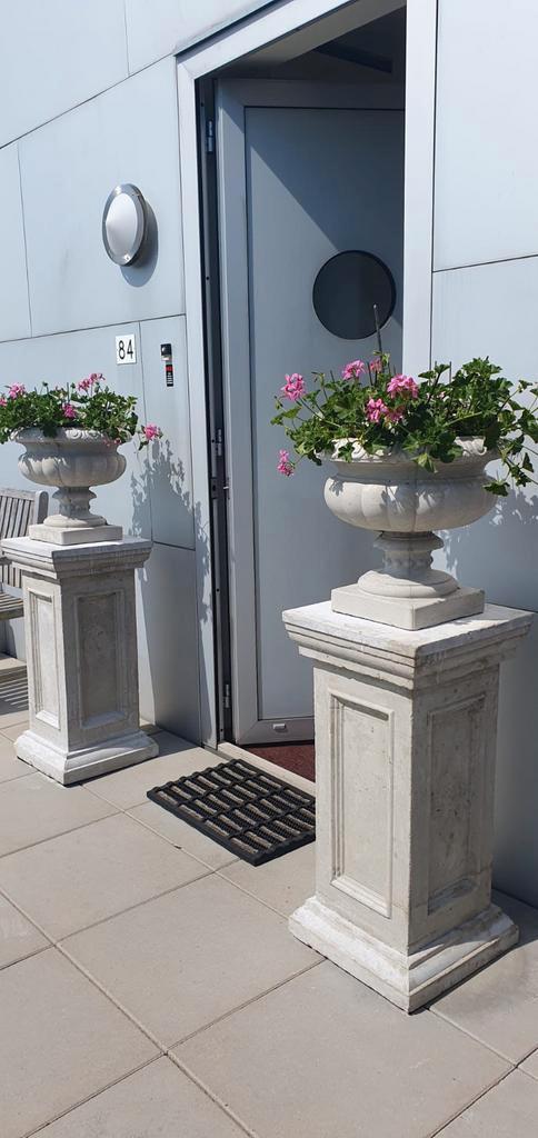 Italiaanse betonnen tuinvazen op betonnen sokkel rosmalen NL, Tuin en Terras, Bloempotten, Nieuw, Beton, Tuin, 40 tot 70 cm, 40 cm of meer