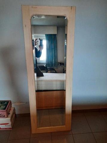 Grote spiegel beschikbaar voor biedingen