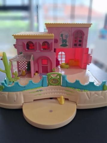 Poly pocket vintage huis beschikbaar voor biedingen