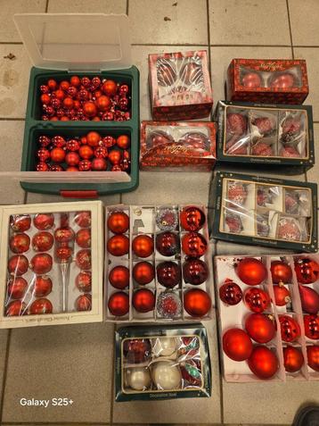 Set van meer dan 100 „RODE” KERSTBALLEN  beschikbaar voor biedingen