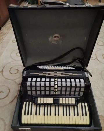 Een antieke Horch Accordeon beschikbaar voor biedingen