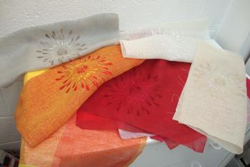 Geborduurde stukken stof beschikbaar voor biedingen