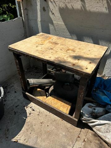 Houten stevige werkbank beschikbaar voor biedingen