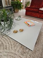 Moderne wit glazen salontafel met metalen poten, Huis en Inrichting, Tafels | Salontafels, Ophalen, Modern design, Vierkant, Zo goed als nieuw
