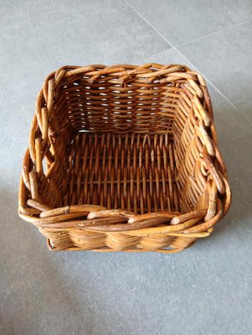 Bijna vierkant mandje - riet  beschikbaar voor biedingen