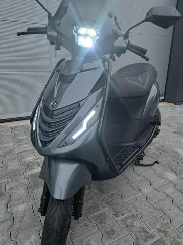 Piaggio Zip 4T Scooter Glans Carbon RS FULL LED (B-KLASSE) beschikbaar voor biedingen