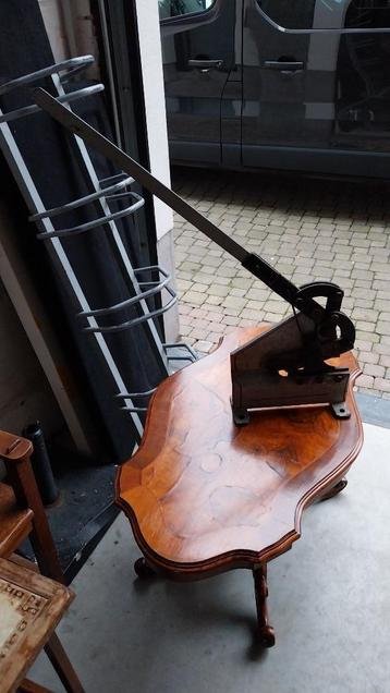 Oude zware metaalschaar beschikbaar voor biedingen