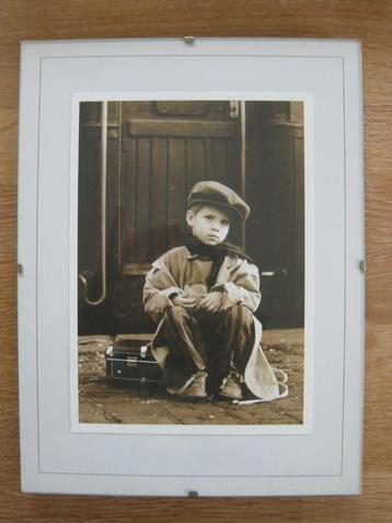 Fotokader met prent jongetje met pet beschikbaar voor biedingen