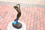 Naakte vrouw met een blauw bronzen laken gesigneerd, MILO, Antiek en Kunst, Ophalen, Brons